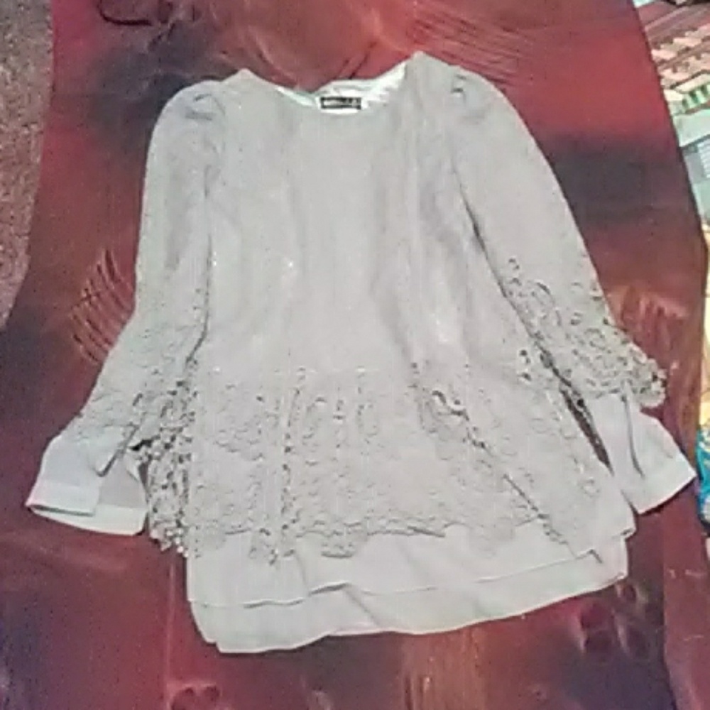 Longsleeve layered lace blouse